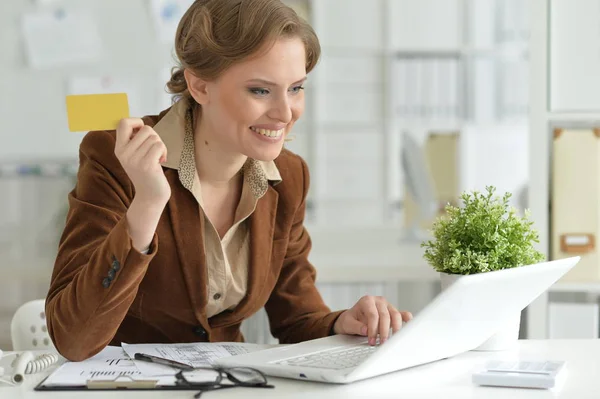 Portrait Jeune Femme Affaires Détenant Une Carte Crédit — Photo