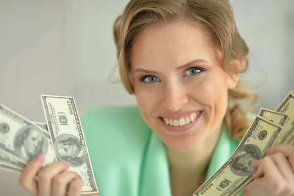 Joven empresaria sonriente — Foto de Stock