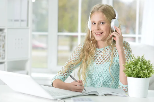 Niña Con Auriculares Portátil Mientras Está Sentada Escritorio Estudiando — Foto de Stock