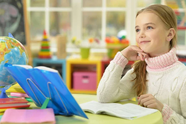 Дівчина робить домашнє завдання — стокове фото