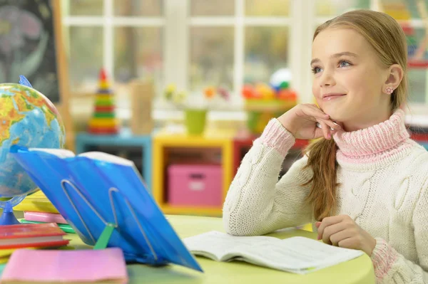 Chica hace su tarea — Foto de Stock