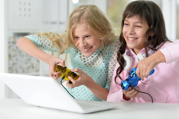 Κοριτσάκι χρησιμοποιώντας σύγχρονο φορητό υπολογιστή — Φωτογραφία Αρχείου