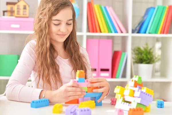 Rizado Adolescente Chica Jugando Con Colorido Plástico Bloques — Foto de Stock