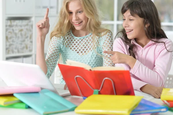 Chicas haciendo lecciones — Foto de Stock