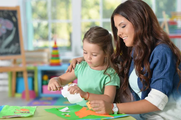 Mamma lär barn att hantverk objekt — Stockfoto