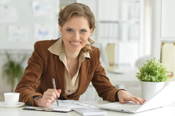 Retrato Una Joven Mujer Negocios Sonriente Lugar Trabajo — Foto de Stock