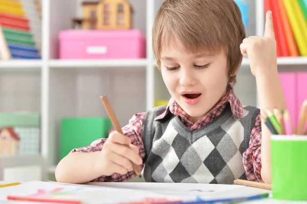 Маленький мальчик рисует — стоковое фото