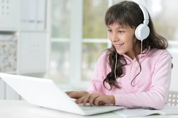 Meisje Met Behulp Van Laptop Tijdens Zijn Studie Aan Balie — Stockfoto