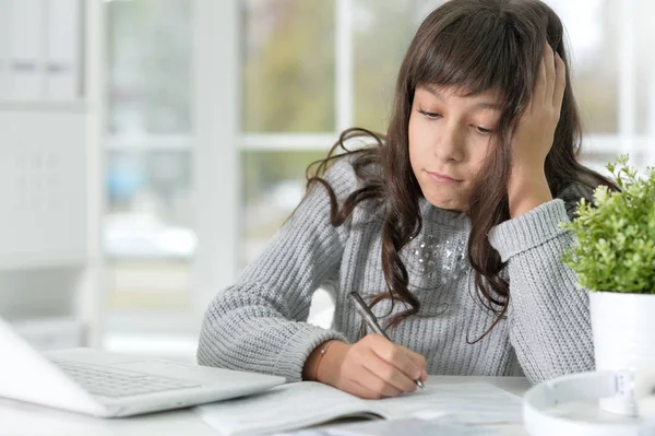 Bambina Con Computer Portatile Mentre Seduta Alla Scrivania Studia — Foto Stock