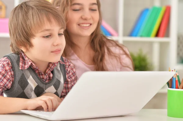 Fiú és lány használ laptop — Stock Fotó