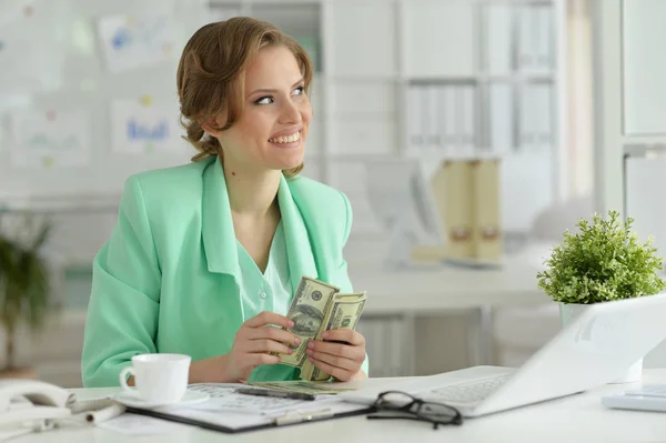 Retrato Una Joven Empresaria Sonriente Sosteniendo Billetes —  Fotos de Stock