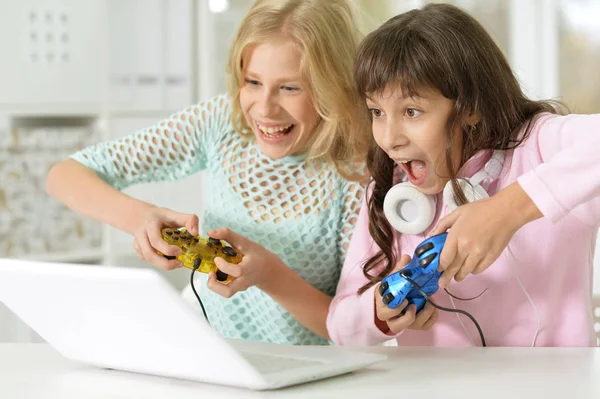 Bambina utilizzando il computer portatile moderno — Foto Stock