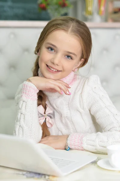 Χαμογελώντας Όμορφο Κορίτσι Που Χρησιμοποιούν Φορητό Υπολογιστή Στο Δωμάτιό Της — Φωτογραφία Αρχείου