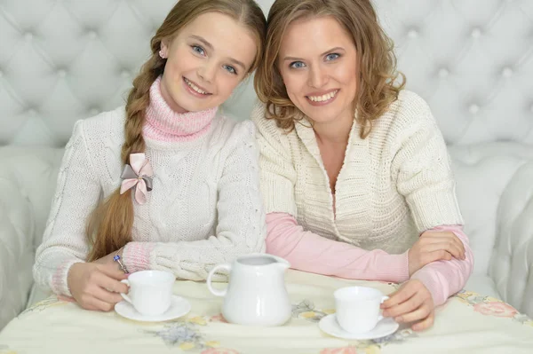 Anne ve kızı çay içme — Stok fotoğraf
