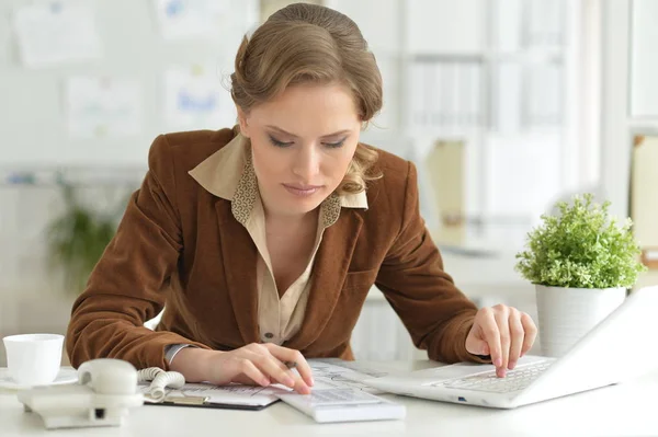 Porträtt Ung Affärskvinna Med Laptop Office — Stockfoto