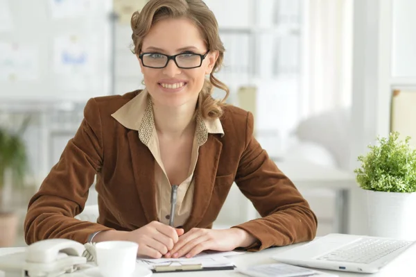 Portret Van Jonge Zakenvrouw Brillen Werken Met Laptop — Stockfoto