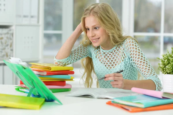 Linda Colegiala Estudiando Casa Educación — Foto de Stock