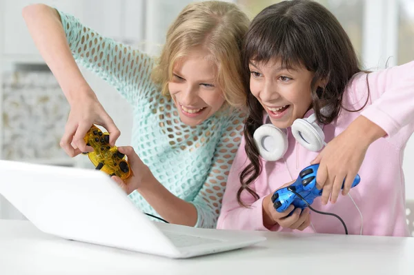 Κοριτσάκι χρησιμοποιώντας σύγχρονο φορητό υπολογιστή — Φωτογραφία Αρχείου