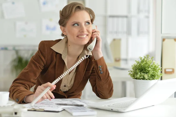 Porträtt Ung Affärskvinna Prata Telefon Office — Stockfoto