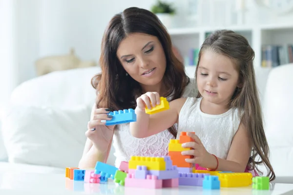 Klein meisje spelen met moeder — Stockfoto