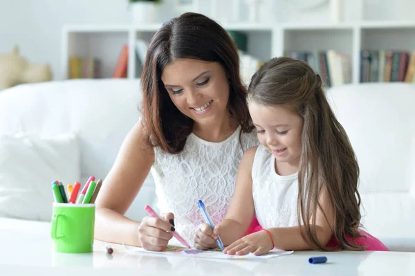 Madre e hija pintando —  Fotos de Stock