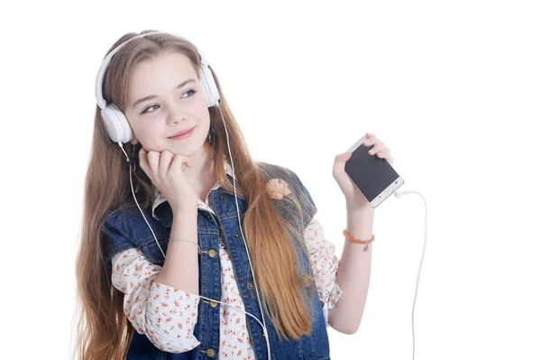 Счастливая Маленькая Девочка Джинсовой Куртке Слушает Музыку Смартфоном Изолированы Белом — стоковое фото