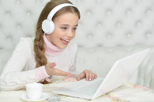 Menina Fones Ouvido Usando Laptop Seu Quarto — Fotografia de Stock