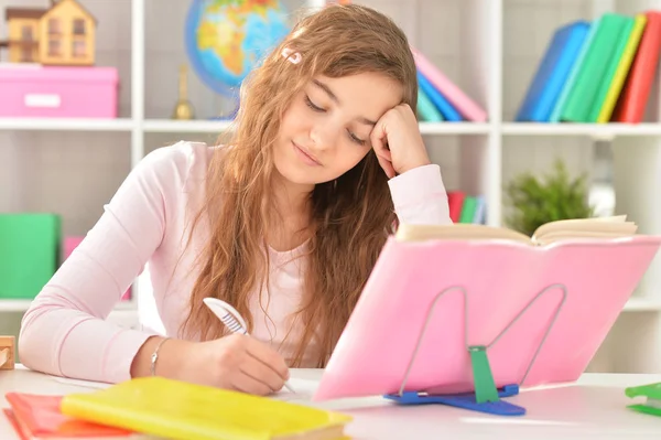 Girl doing homework — Stock Photo, Image