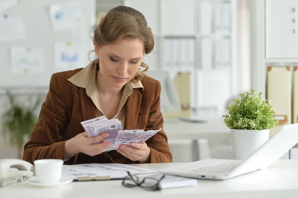 Retrato Una Joven Empresaria Sonriente Sosteniendo Billetes — Foto de Stock