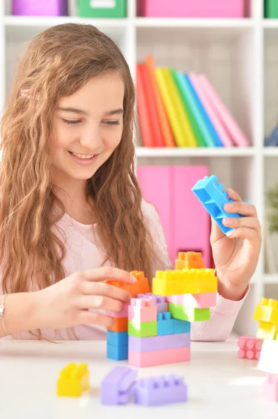 Lockiges Teenie Mädchen Spielt Mit Bunten Plastikklötzen — Stockfoto