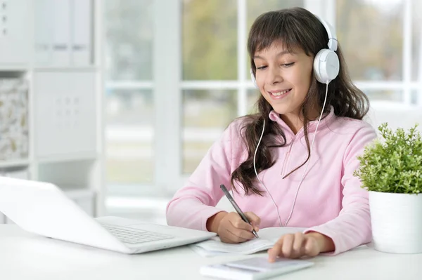 Niña Usando Ordenador Portátil Mientras Estudia Escritorio — Foto de Stock