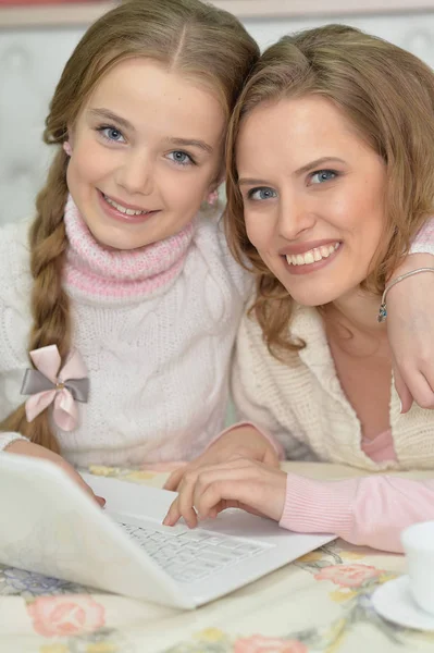 Mãe Feliz Filha Usando Laptop Juntos — Fotografia de Stock