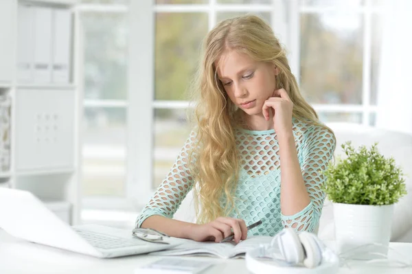 Chica Rubia Con Portátil Estudiando Escritorio — Foto de Stock