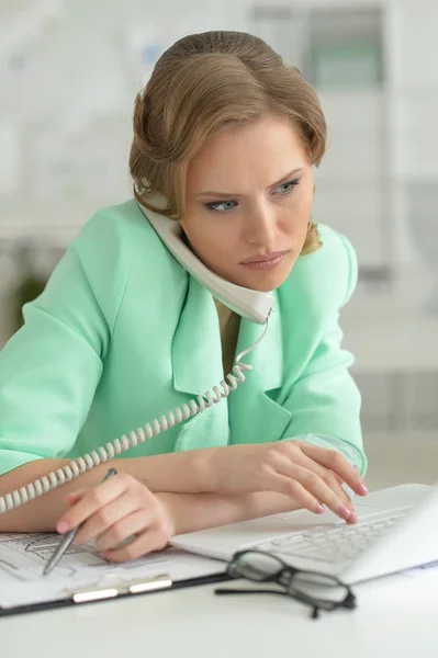 Retrato Una Joven Empresaria Hablando Por Teléfono Trabajo — Foto de Stock