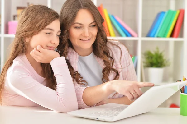 Mãe e filha usando laptop — Fotografia de Stock