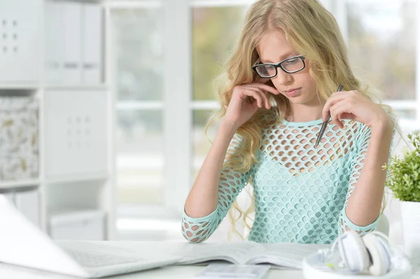 Chica Rubia Con Portátil Estudiando Escritorio — Foto de Stock