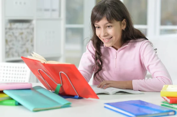 Heureuse Écolière Assise Bureau Étudiant Éducation — Photo