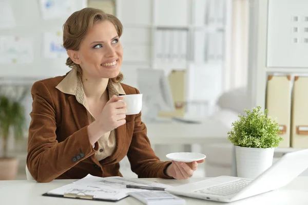 Portret Van Jonge Zakenvrouw Met Kop Werken Office — Stockfoto