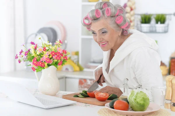 Mulher sênior em rolos de cabelo — Fotografia de Stock