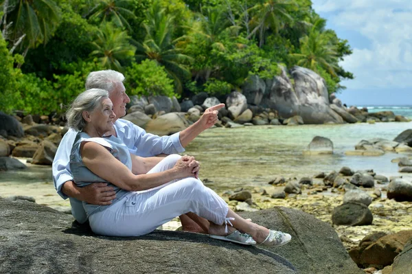 Älteres Ehepaar ruht sich am tropischen Strand aus — Stockfoto