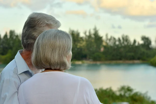 Bejaarde Echtpaar Strand Reizen Achteraanzicht — Stockfoto
