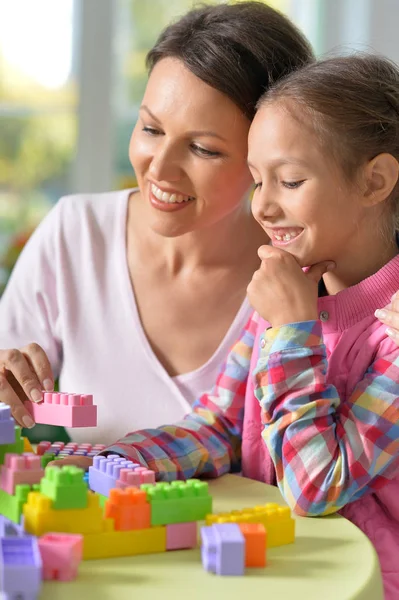 Bambina Sua Madre Giocando Con Blocchi Plastica Colorati — Foto Stock