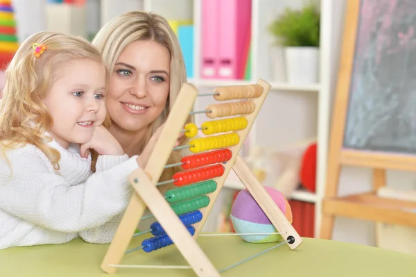 Moeder met dochtertje — Stockfoto