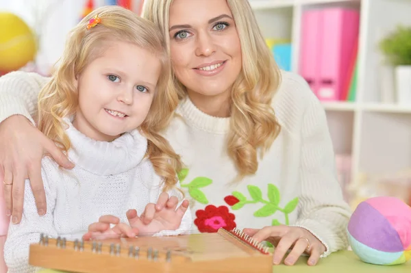 Madre con hija pequeña —  Fotos de Stock