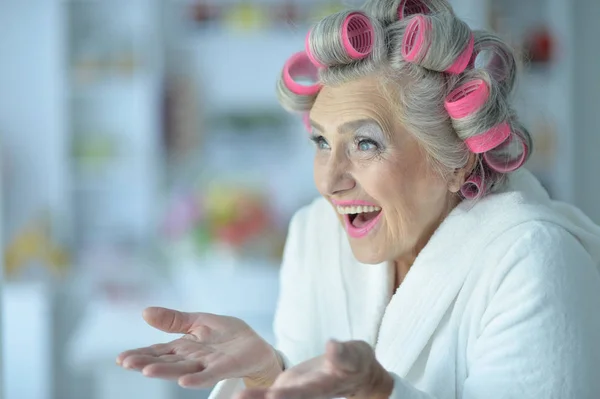 Mulher idosa em roupão de banho — Fotografia de Stock