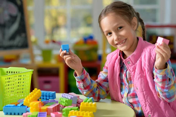 Bambina Che Gioca Con Blocchi Plastica Colorati — Foto Stock