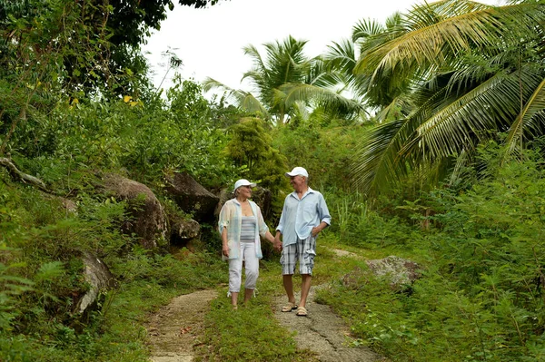 Pareja de ancianos en la playa tropical — Foto de Stock