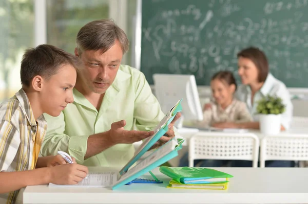 Vater hilft Sohn bei Hausaufgaben — Stockfoto