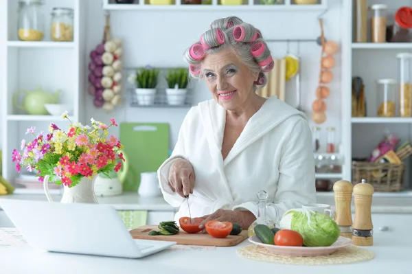 Senior vrouw in haar rollen — Stockfoto