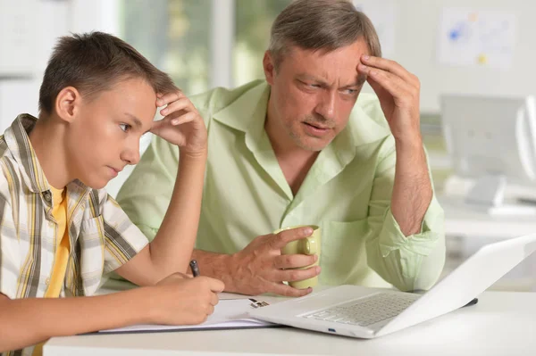 息子と父親の家でノート パソコンを使用して — ストック写真